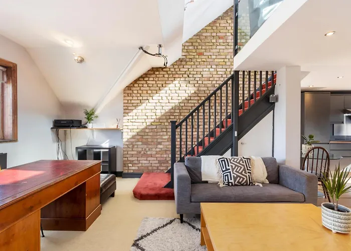 Designer 1 Bed Loft Apartment, Sw16