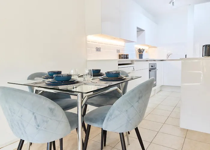 Hyde Park Terraced Apartment - Free Parking