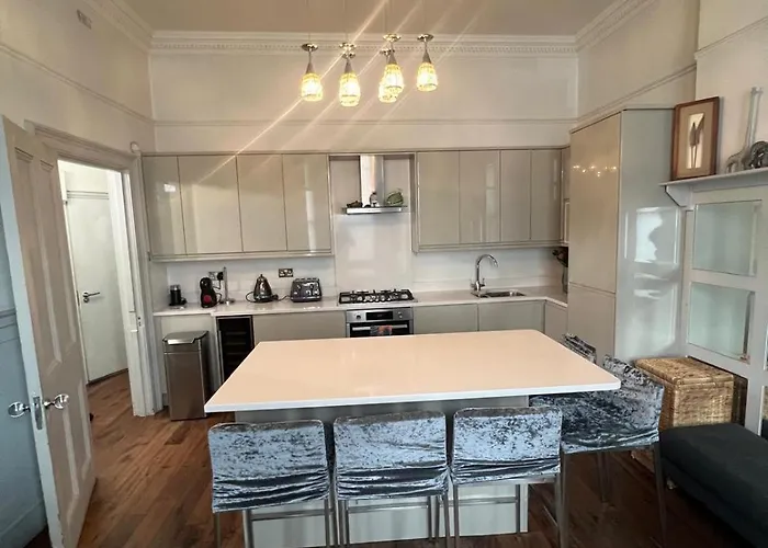 Stunning Holland Park- Sleeps 6