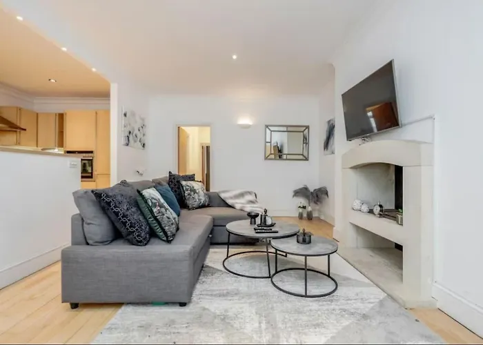 Modern 2-Bed Flat In Earls Court