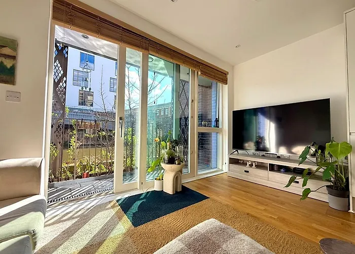 Bright Modern Flat With Canal View