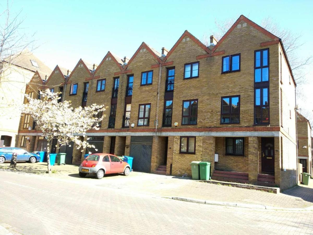 With En-suite And Free Parking Guest house London