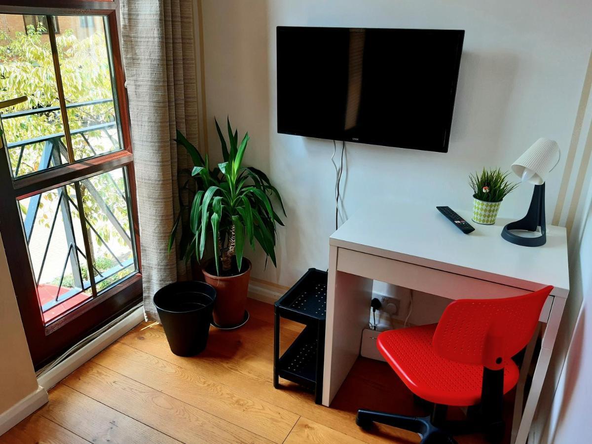 With En-suite And Free Parking Guest house 3*
