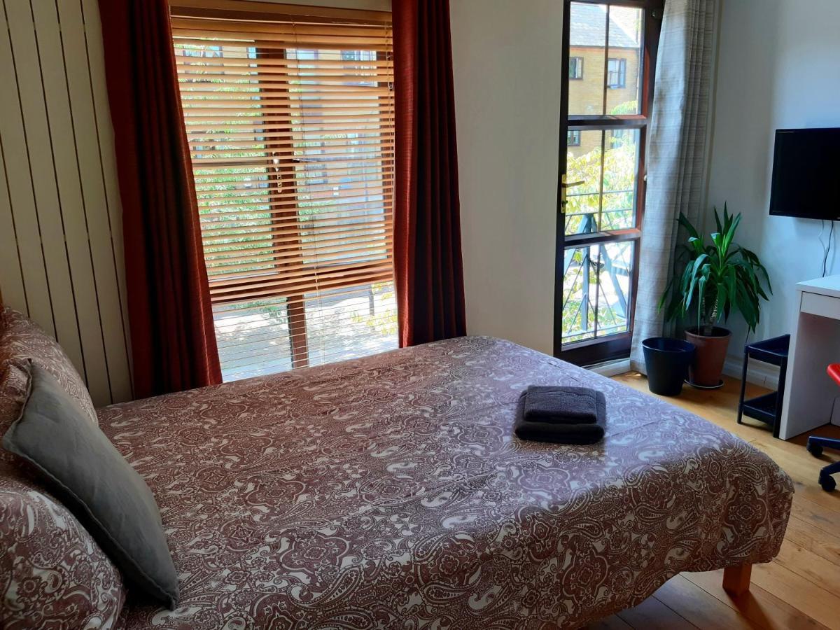 With En-suite And Free Parking Guest house London