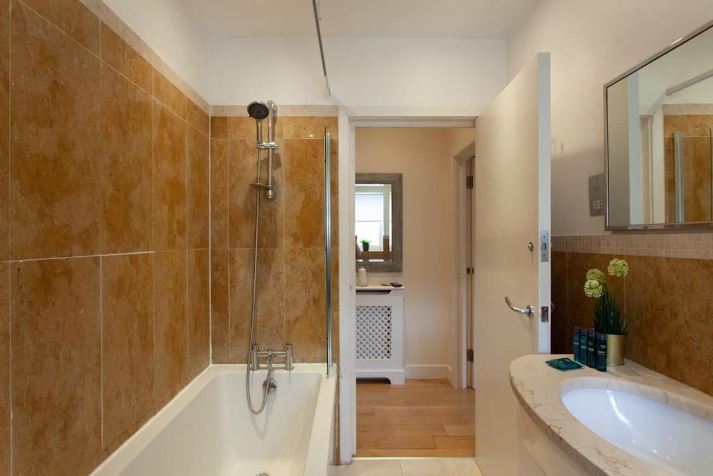 Cg1 - 2 Bedroom Apt, Kensington Garden Square View Apartamento
