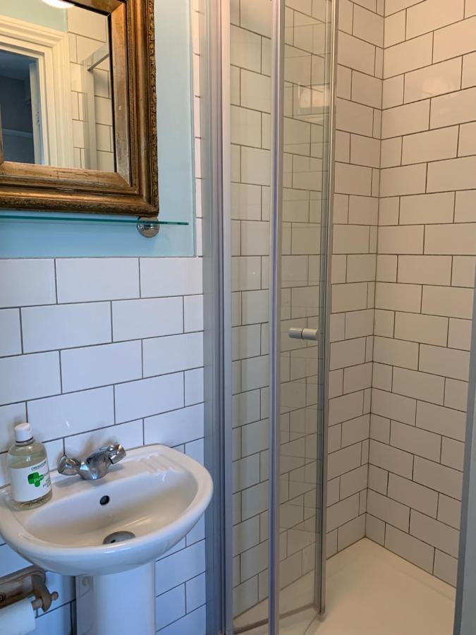 Sunny Ensuite Room And Annex Near Tottenham Stadium London