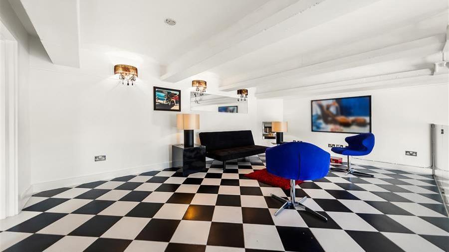Penthouse Apartment *