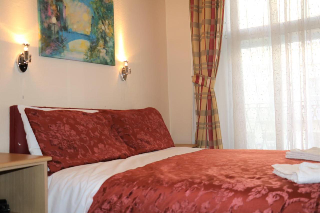Barry House 3*