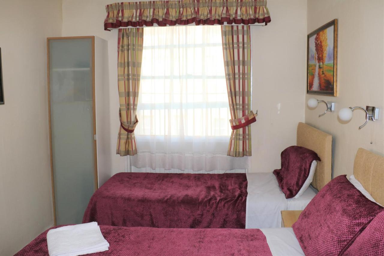 Pensión Barry House 3*