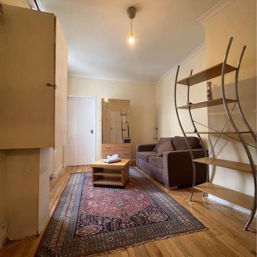 I Apartment *