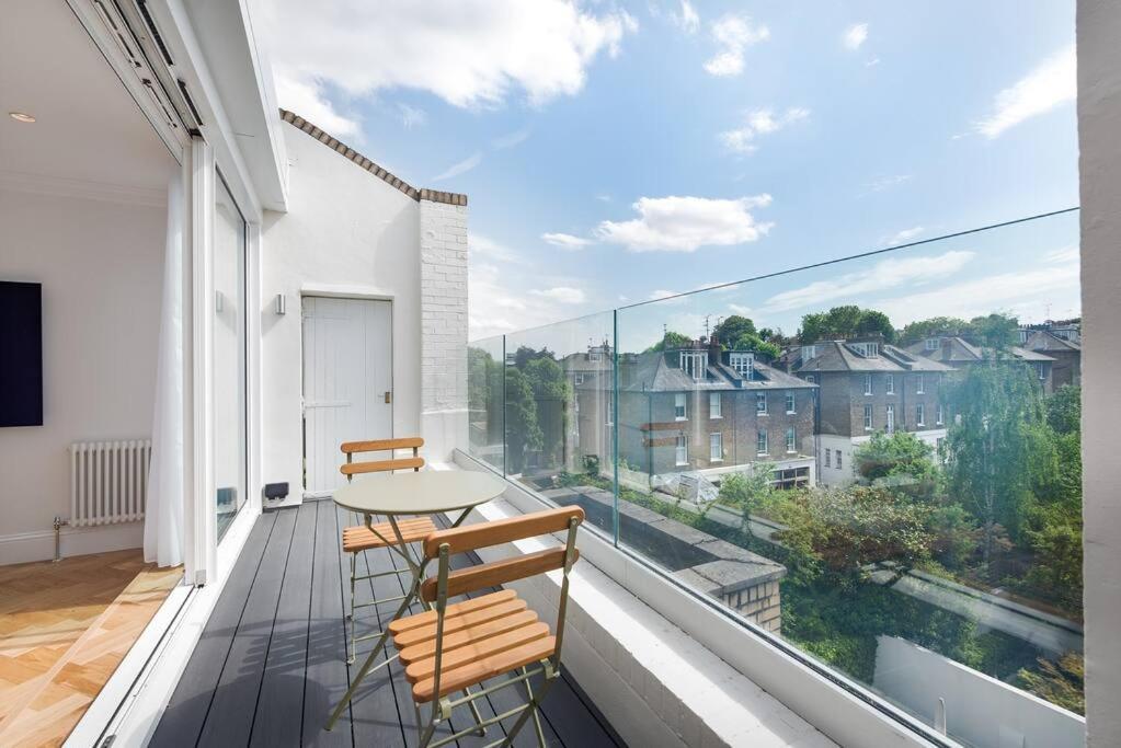 Stunning Two Bed Rh8 Apartment