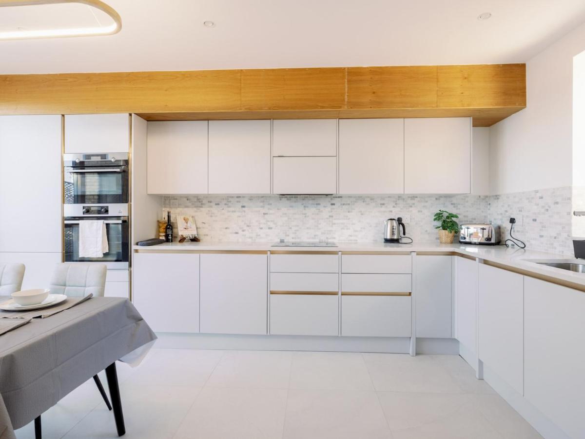 Pass The Keys - Spacious Modern Flat With Garden, In South West Holiday home