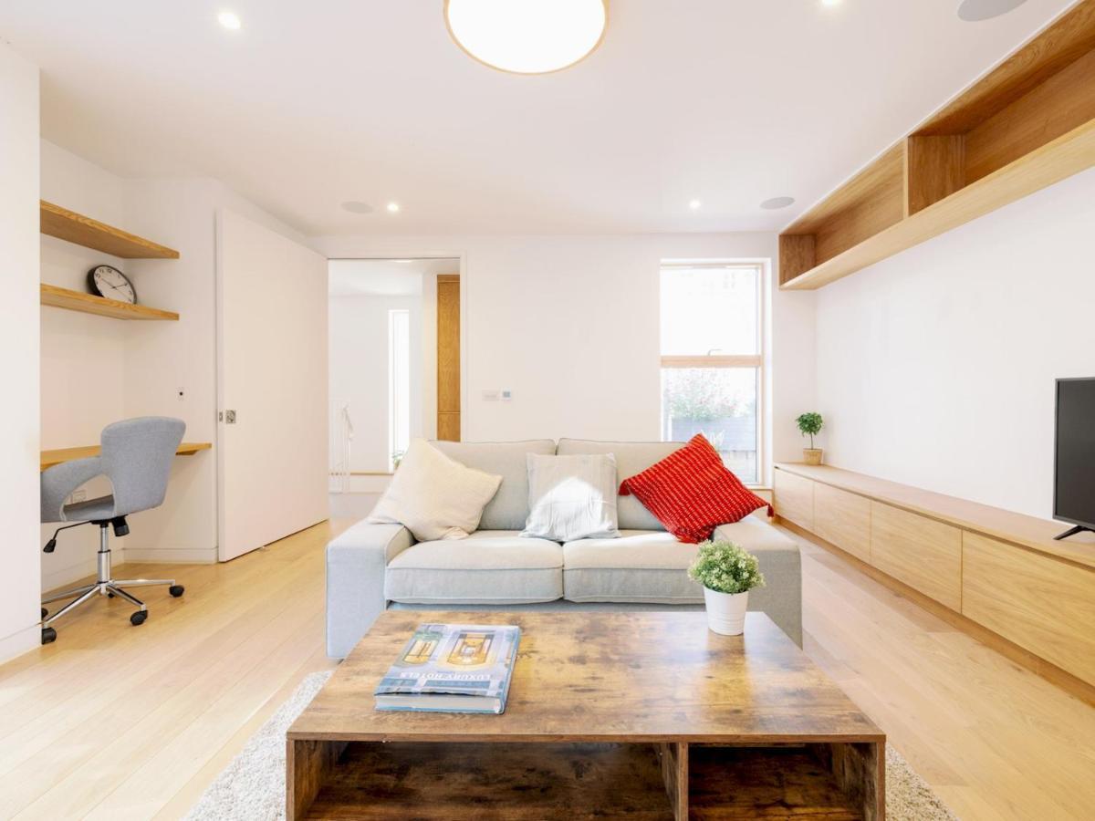 Pass The Keys - Spacious Modern Flat With Garden, In South West *