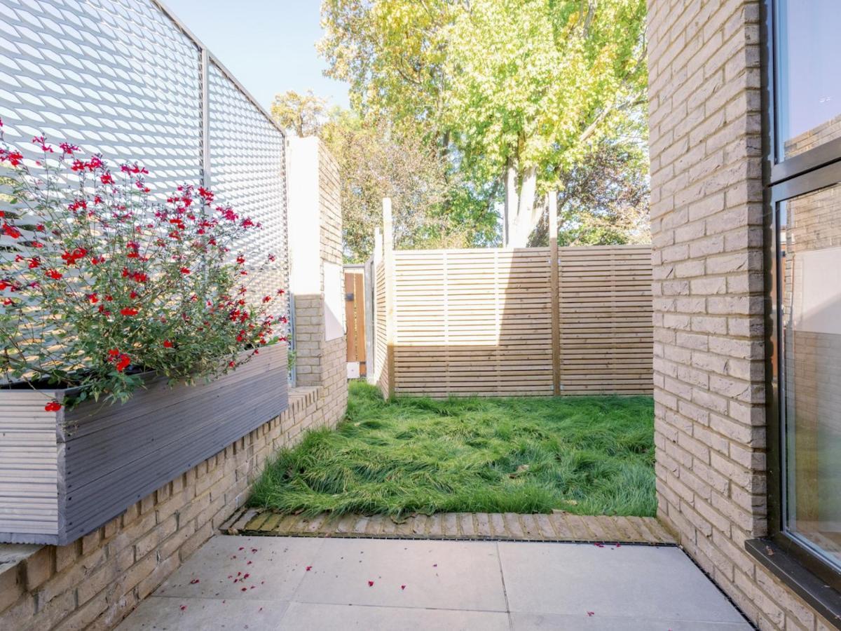 Pass The Keys - Spacious Modern Flat With Garden, In South West * London