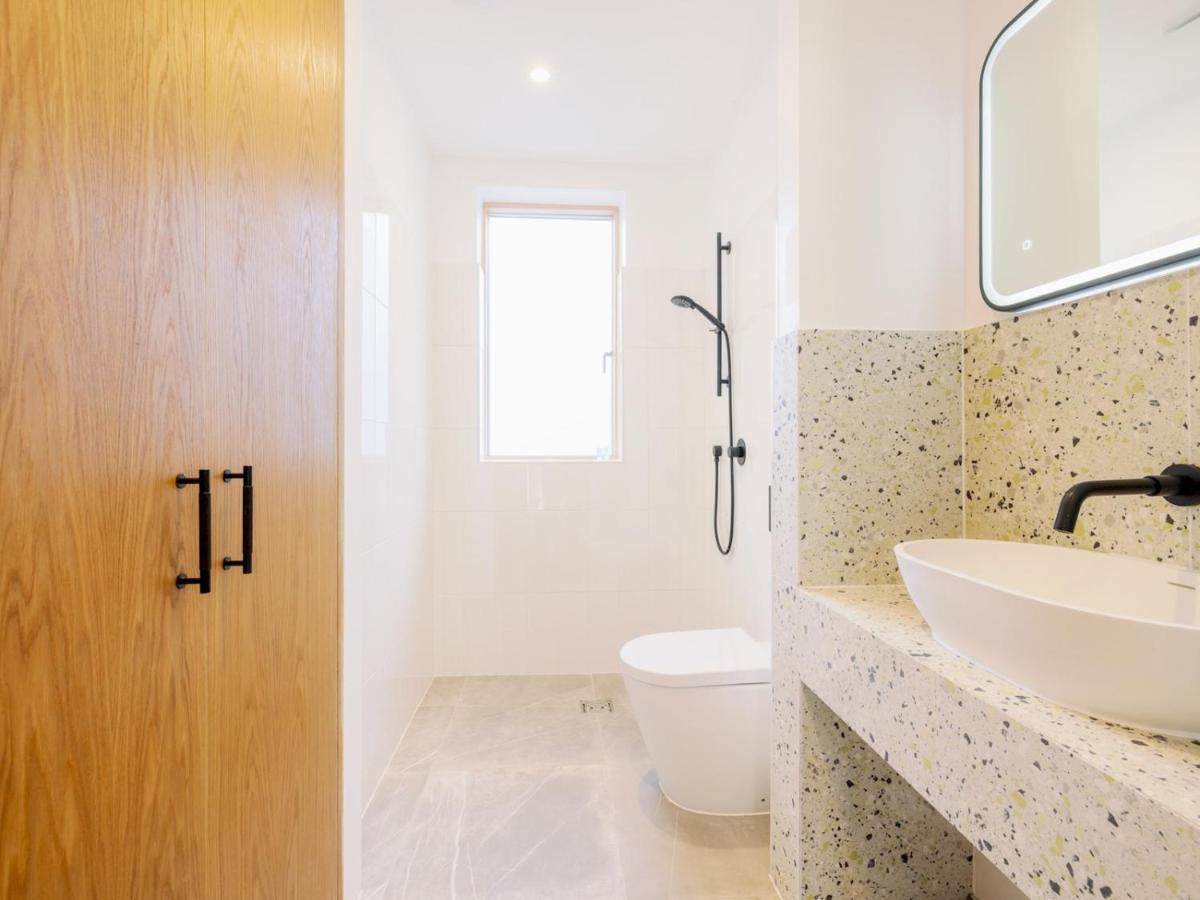 Pass The Keys - Spacious Modern Flat With Garden, In South West *