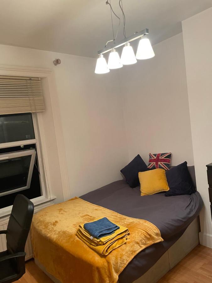 Cozy & Spacious 2 Mins Away From Train Station Homestay London