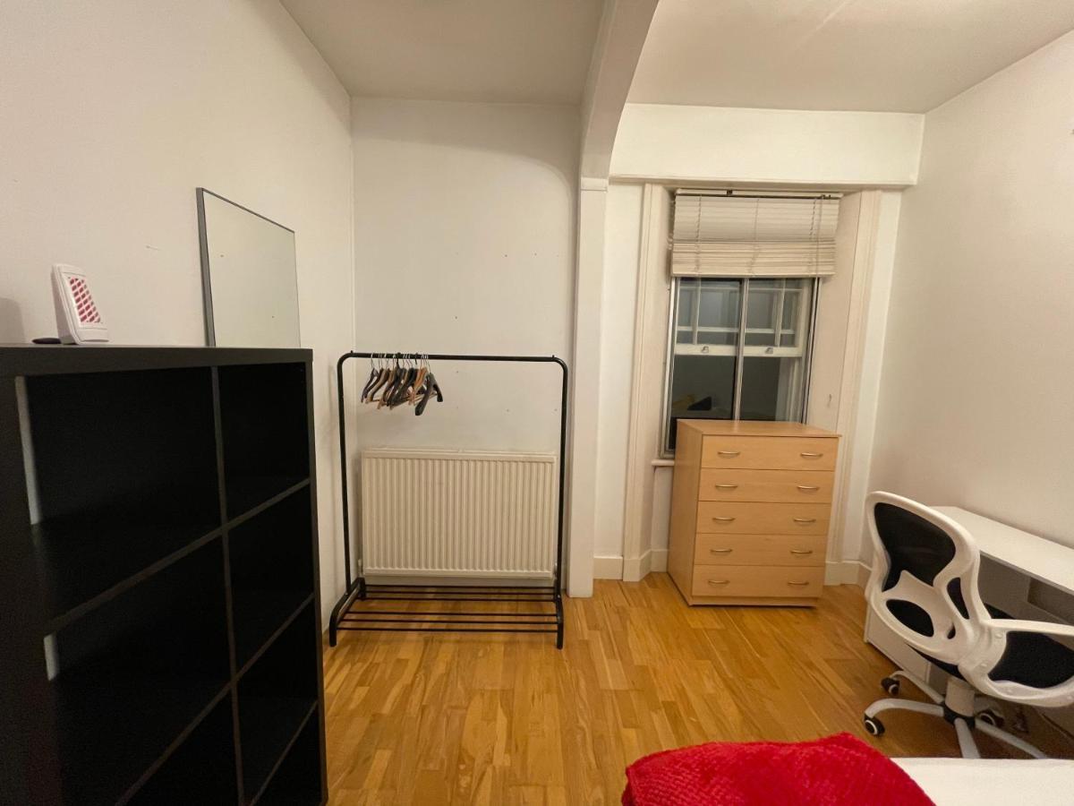Cozy & Spacious 2 Mins Away From Train Station Homestay London