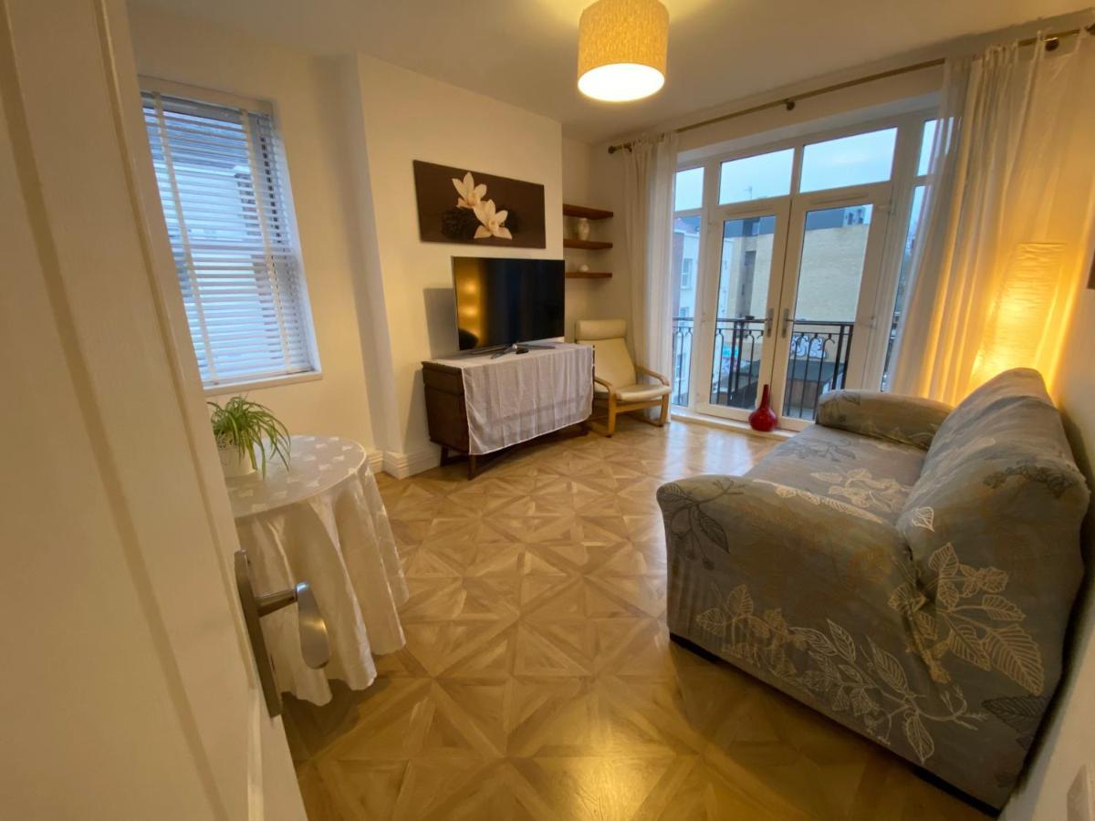 Spacious 1 Bedroom Flat In Apartment