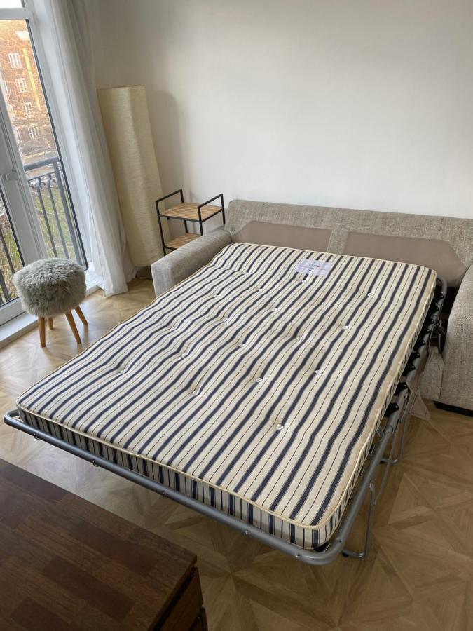 Apartment Spacious 1 Bedroom Flat In