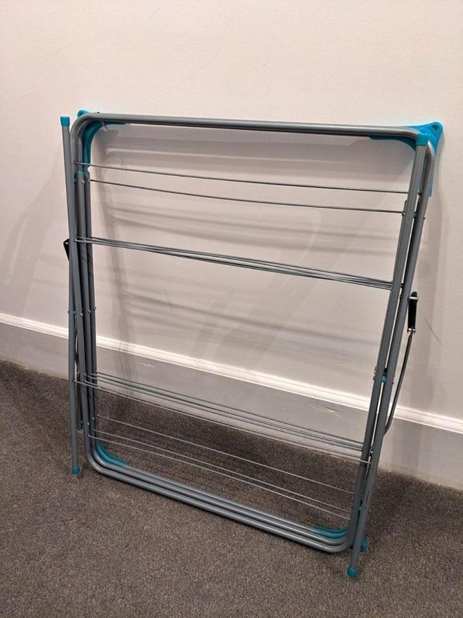 Spacious 1 Bedroom Flat In Apartment *