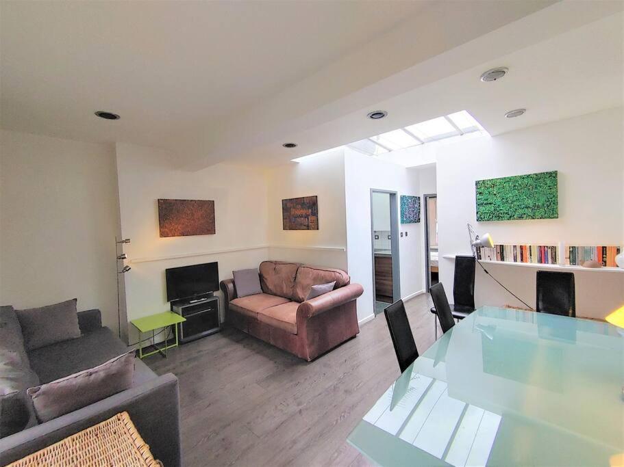 Stylish Near Carnaby Street, Sleeps 4. Londres