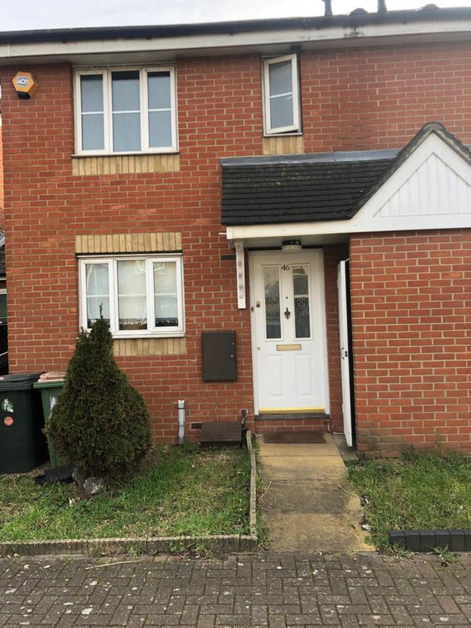 Vakantiehuis Lovely 3 Bed Semi Detached House With Off Street Parking Located In A Quiet Close *