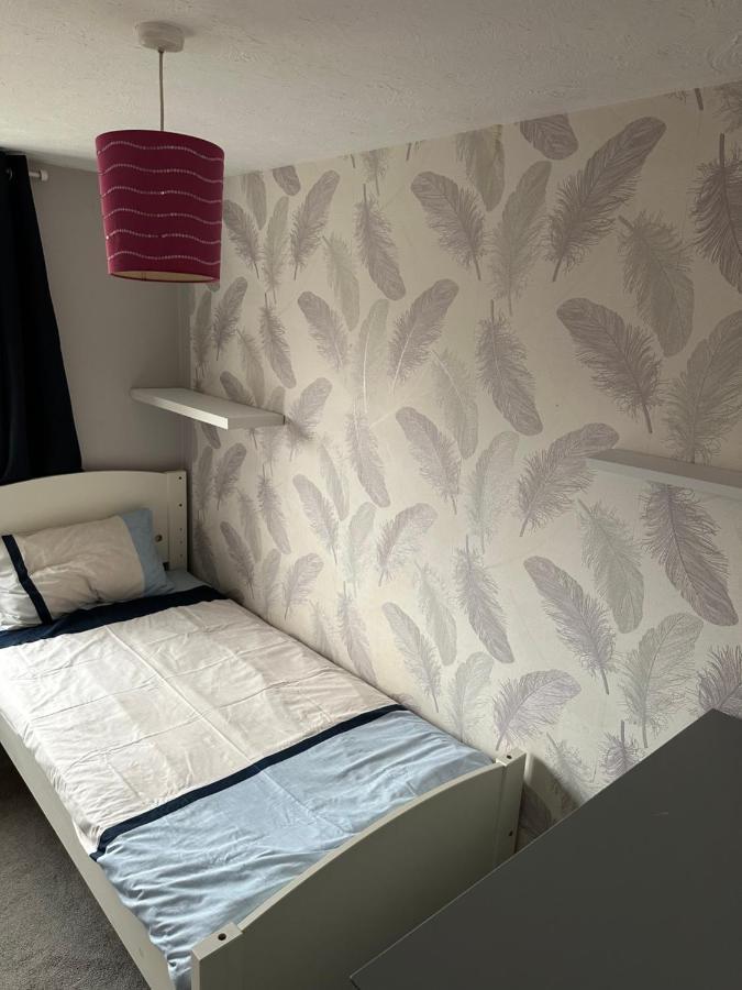 Lovely 3 Bed Semi Detached House With Off Street Parking Located In A Quiet Close Vakantiehuis *