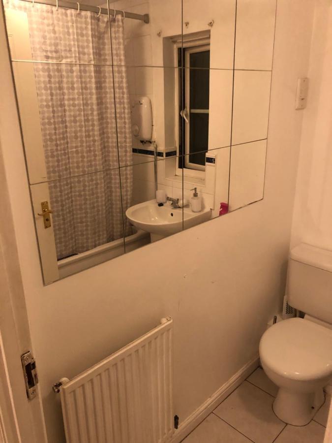 Vakantiehuis Lovely 3 Bed Semi Detached House With Off Street Parking Located In A Quiet Close