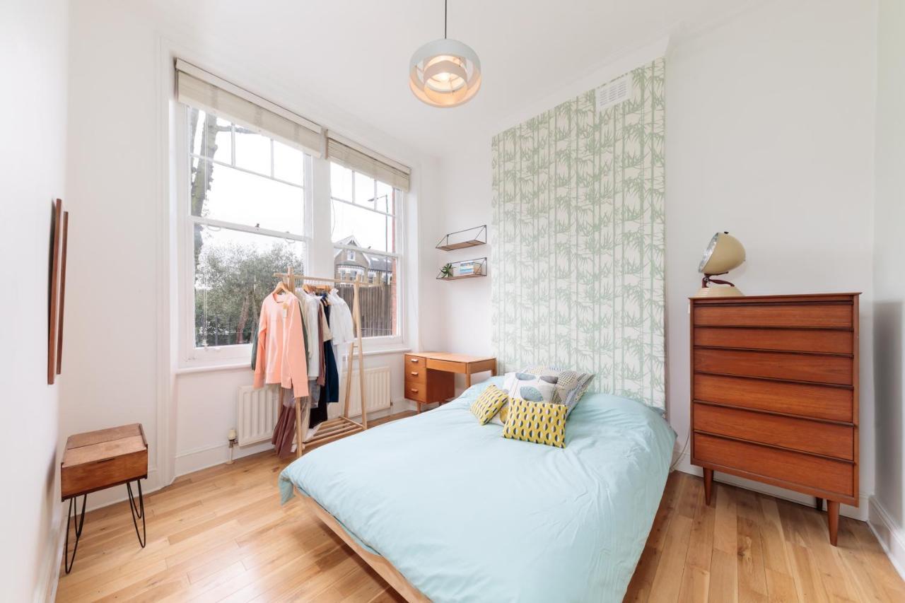 Bright & Spacious Two Double Bedroom Close To Station London