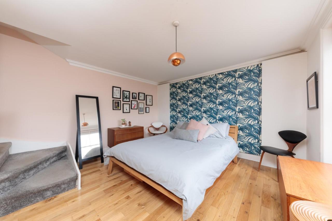 Bright & Spacious Two Double Bedroom Close To Station Apartment London