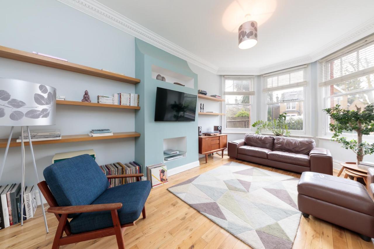 Bright & Spacious Two Double Bedroom Close To Station