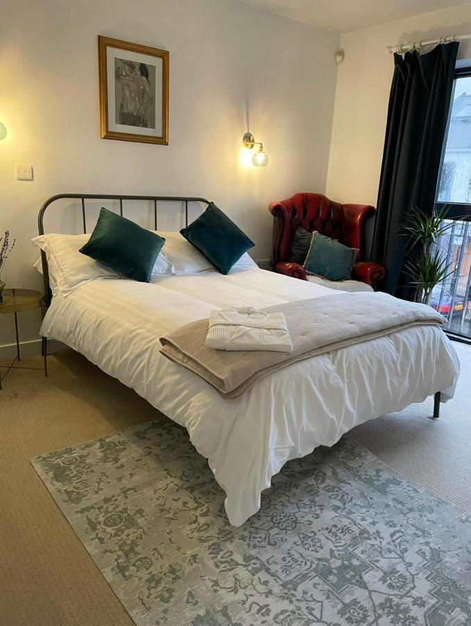Eclectic East Hideaway With En-suite Homestay *
