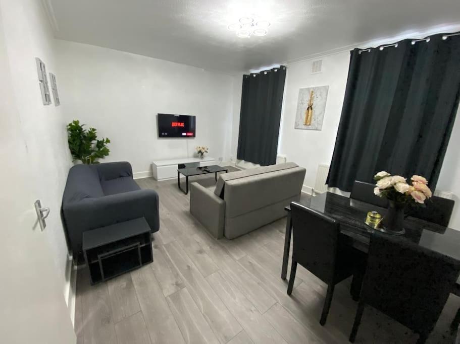 2 Bedroom Flat In *