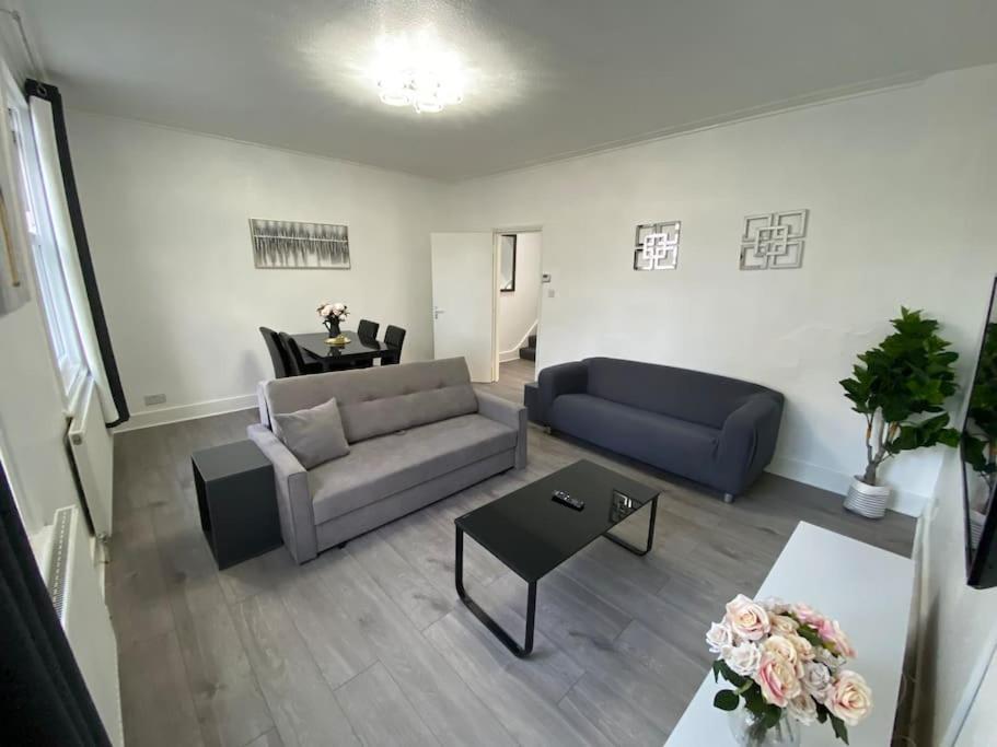 2 Bedroom Flat In Appartement *