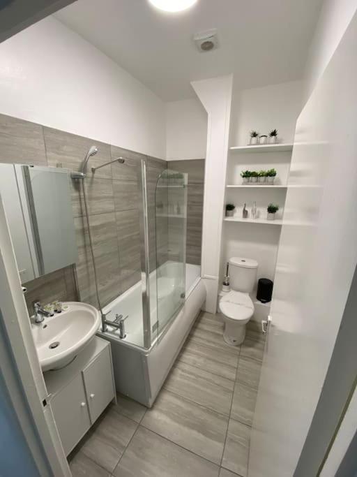 2 Bedroom Flat In * Londres