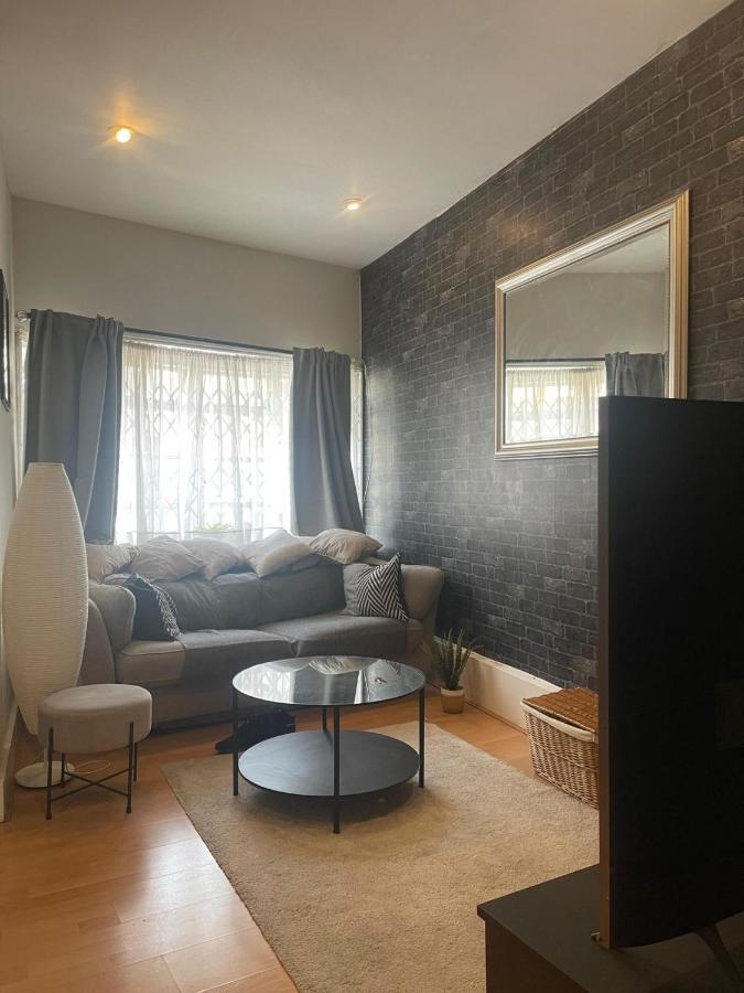 Beautiful 2 Bedroom House In Fulham. *