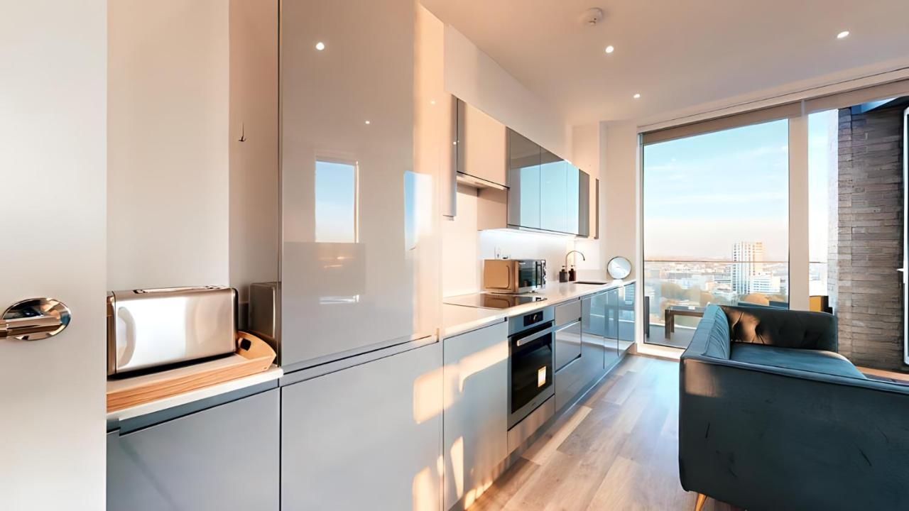 View 2-bed Battersea Penthouse - Underground Parking Apartamento