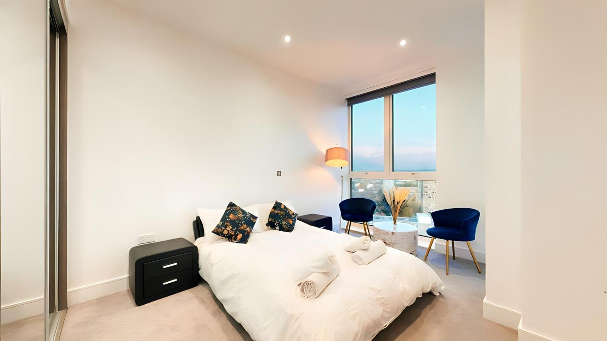 View 2-bed Battersea Penthouse - Underground Parking Apartamento