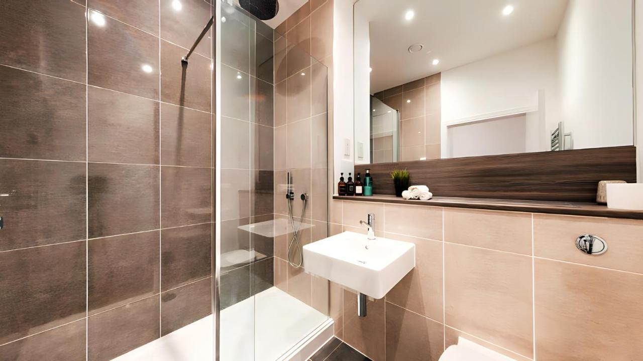 View 2-bed Battersea Penthouse - Underground Parking Apartamento Londres