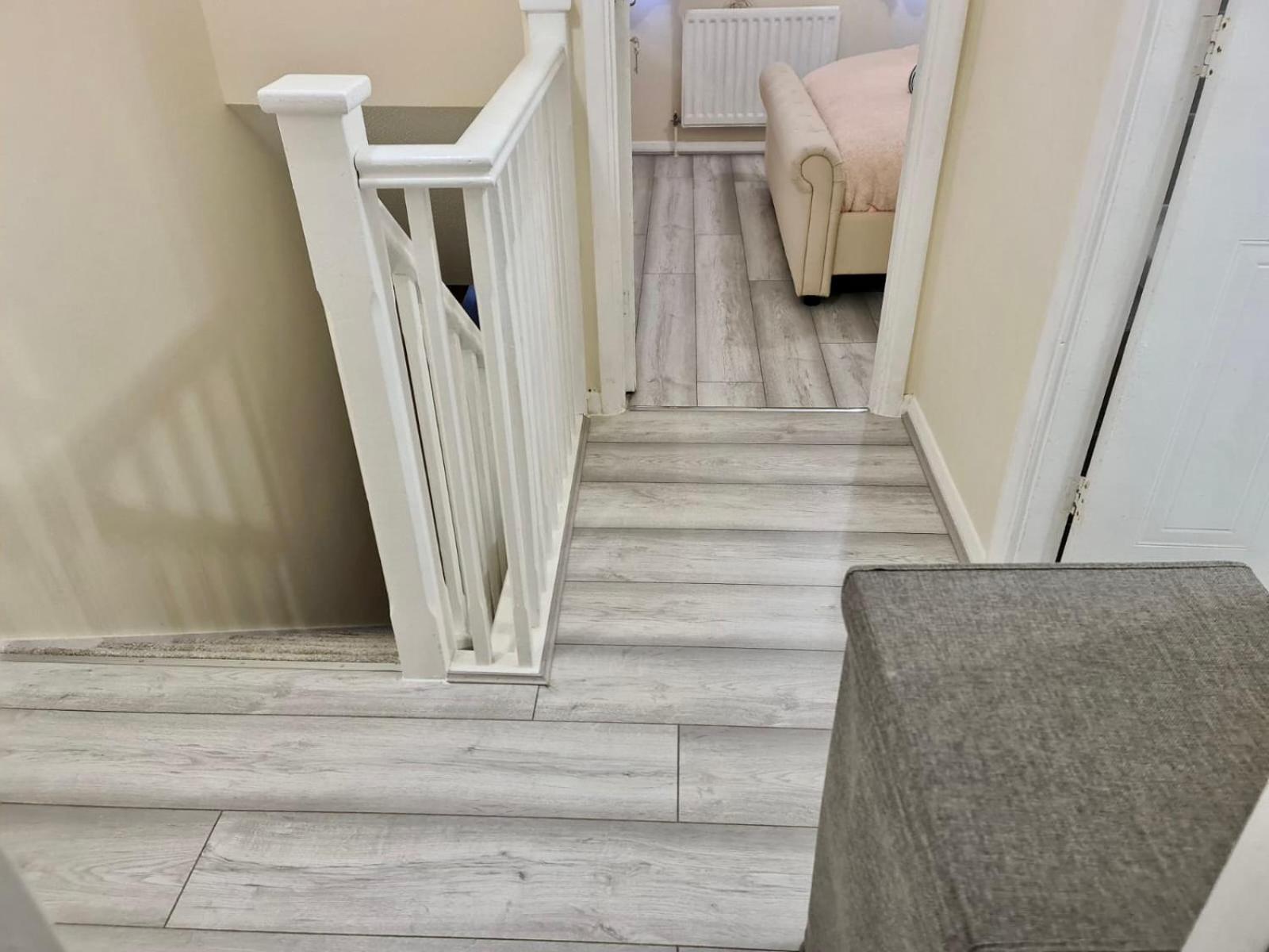 Holiday home - Sleeps 4 - Parking - Garden - Petfriendly London