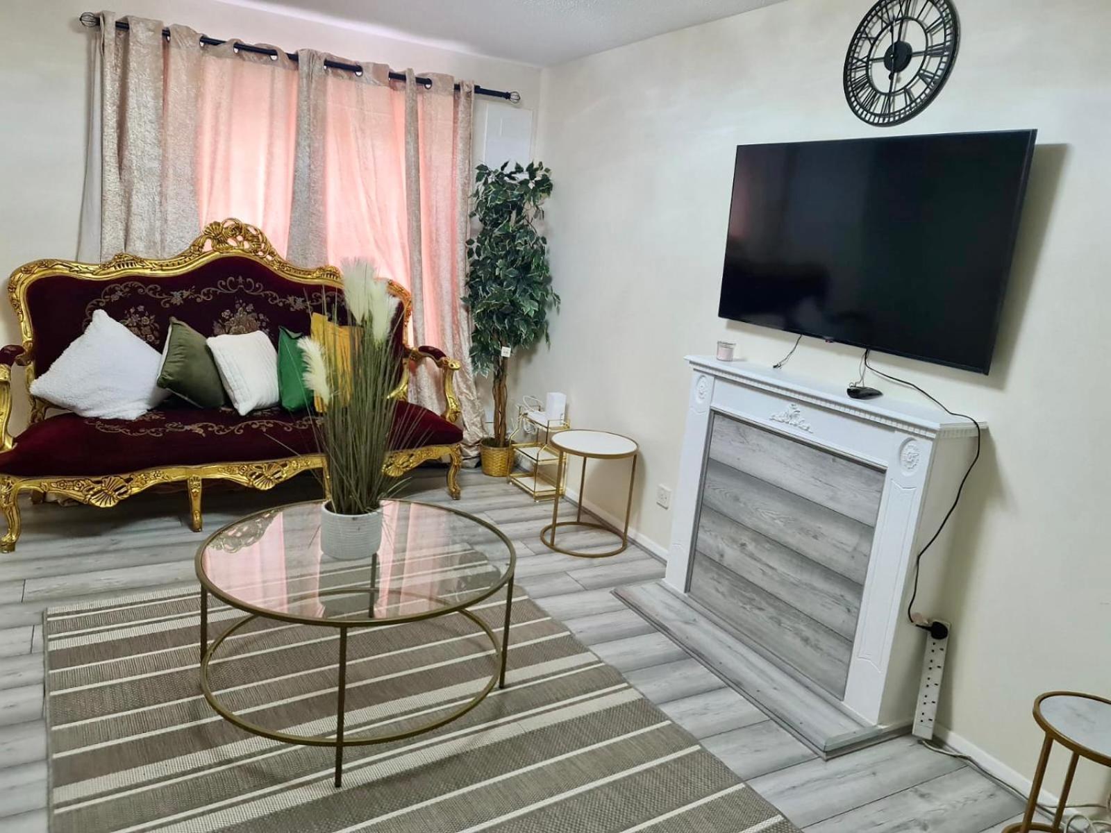 Holiday home - Sleeps 4 - Parking - Garden - Petfriendly