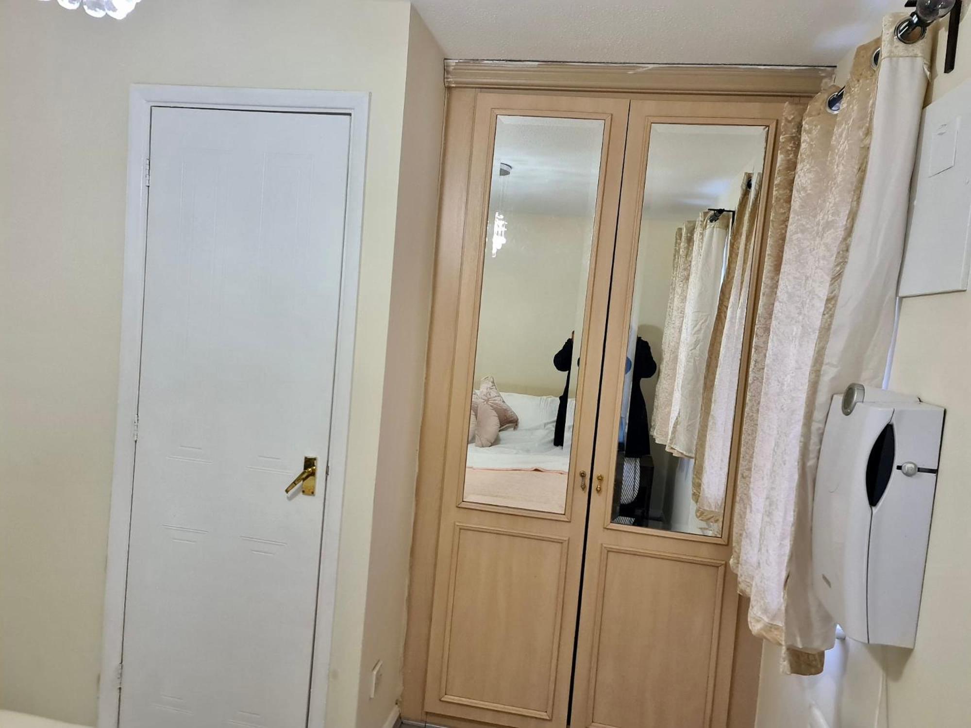 Holiday home - Sleeps 4 - Parking - Garden - Petfriendly