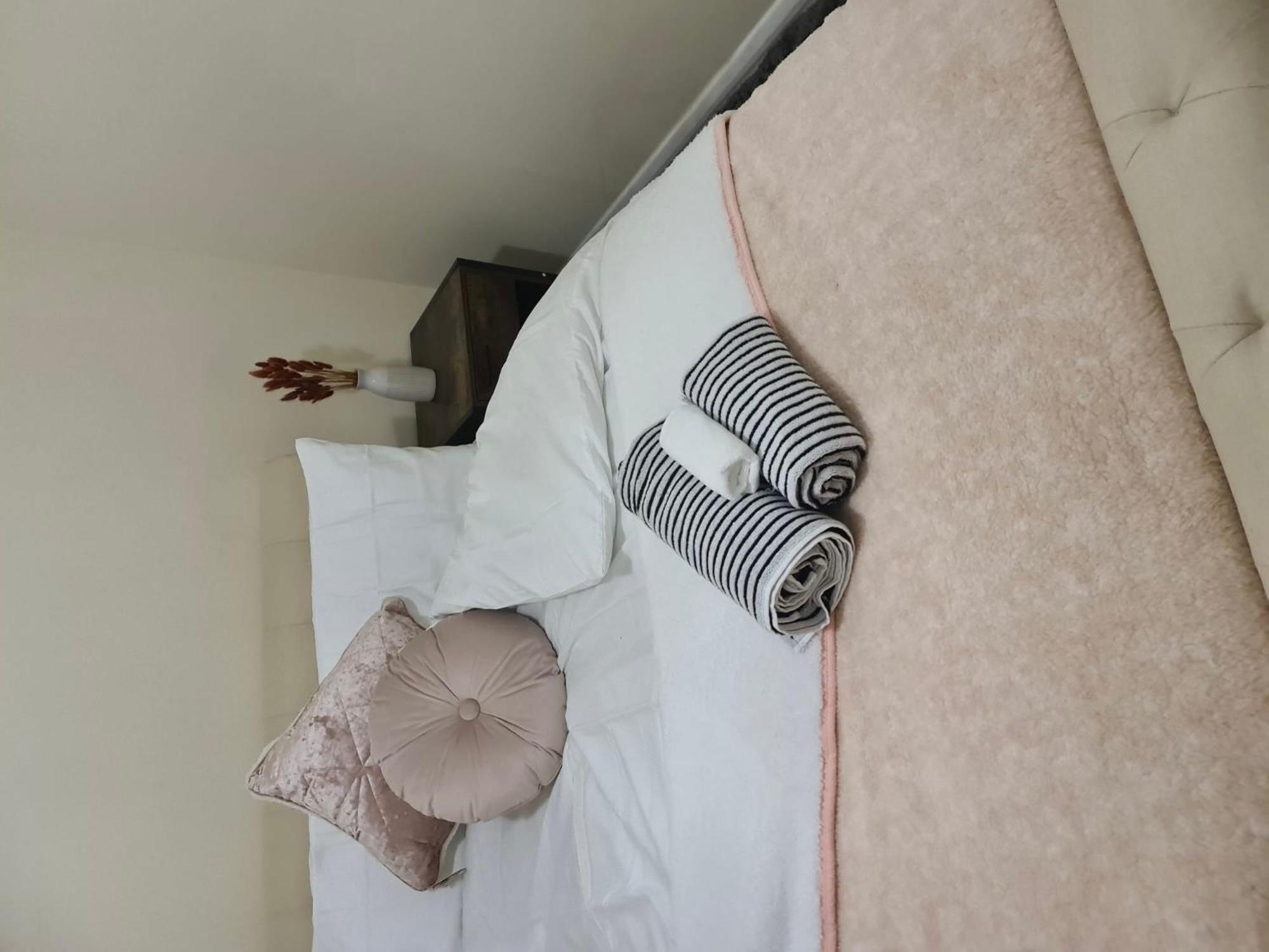 Holiday home - Sleeps 4 - Parking - Garden - Petfriendly London