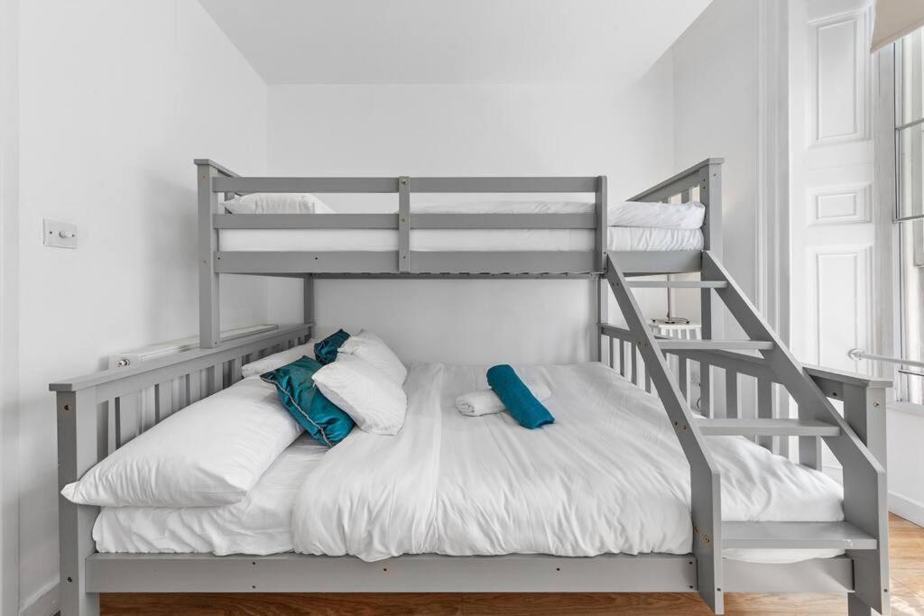 3 Bedroom Flat In Haymarket Sleeps 14 Hy1 * London