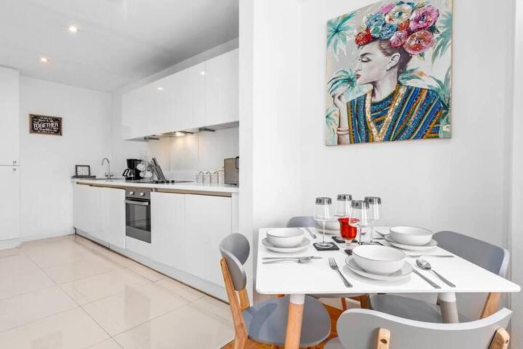 Apartment 3 Bedroom Flat In Haymarket Sleeps 14 Hy1
