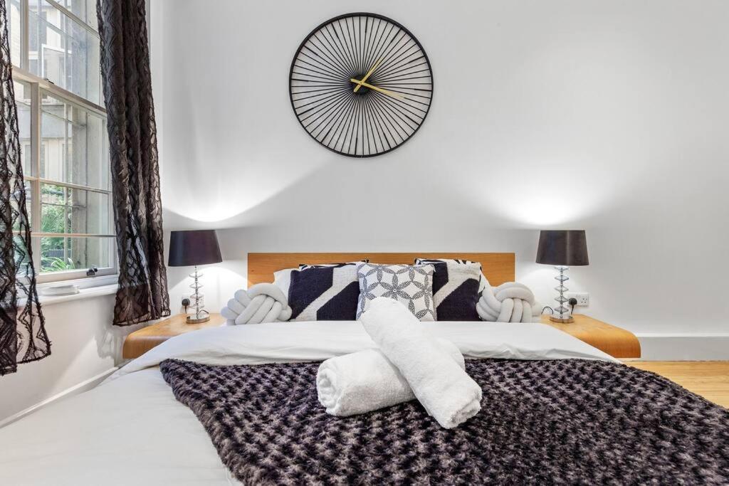 3 Bedroom Flat In Haymarket Sleeps 14 Hy1 London