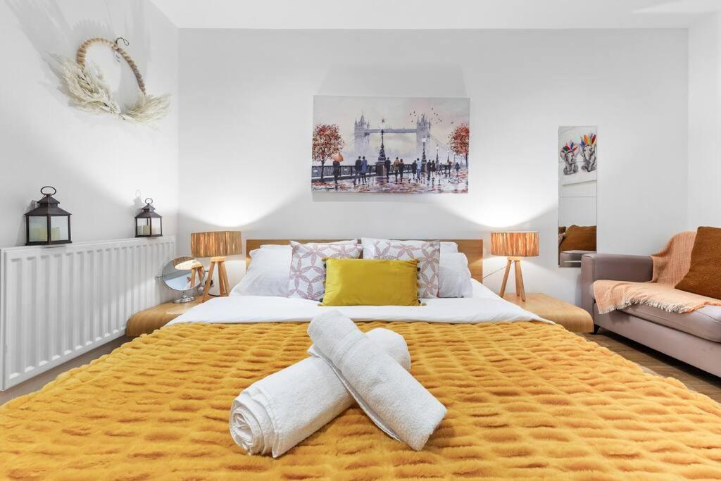Apartment 3 Bedroom Flat In Haymarket Sleeps 14 Hy1 *