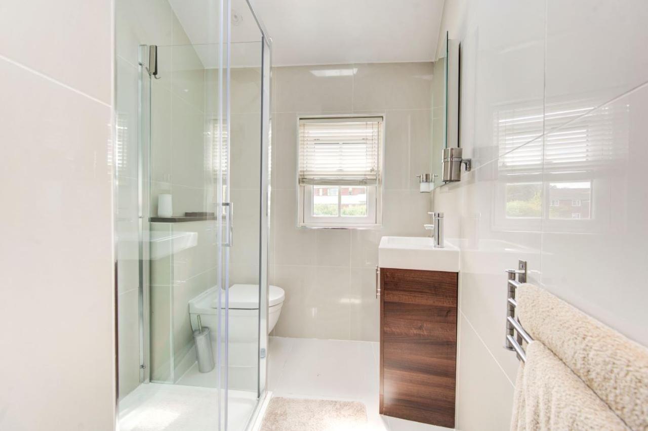 Stunning 4 Bedroom, 3 Bathroom House With Private Hottub & Gym - Escape London, In Lonon Сasa de vacaciones *