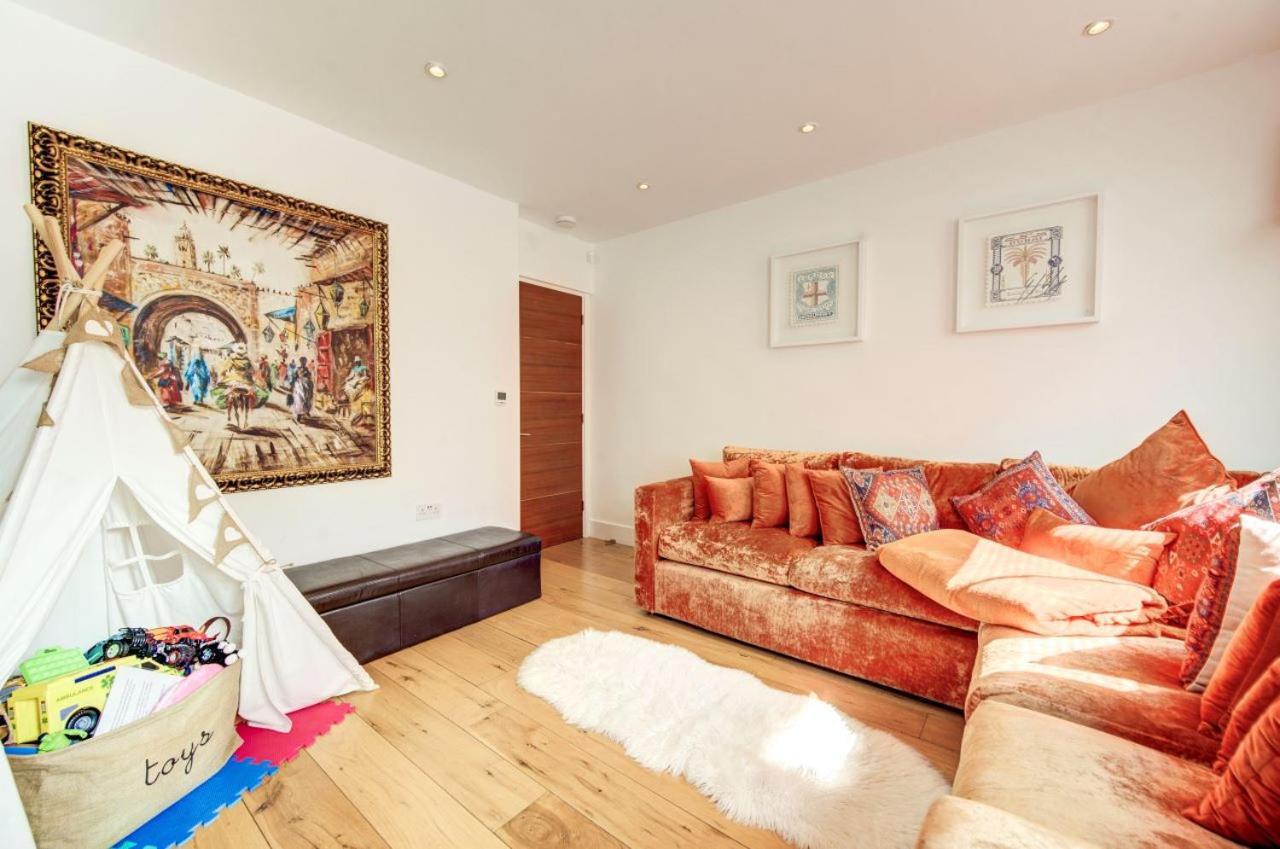 Stunning 4 Bedroom, 3 Bathroom House With Private Hottub & Gym - Escape London, In Lonon Сasa de vacaciones *