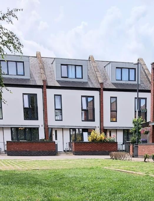 Explore London: 2 Bedroom House In Wood Hébergement de vacances